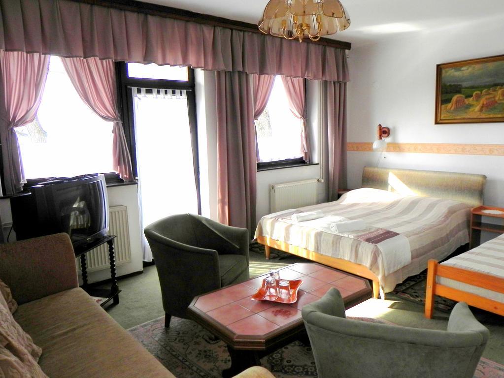 Monika Panzio Hotel Tata Luaran gambar