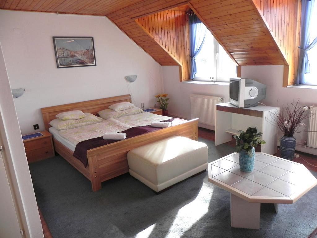Monika Panzio Hotel Tata Luaran gambar