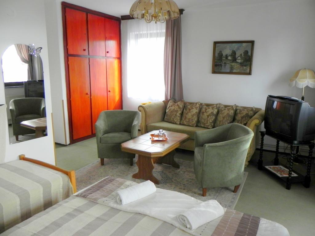 Monika Panzio Hotel Tata Luaran gambar