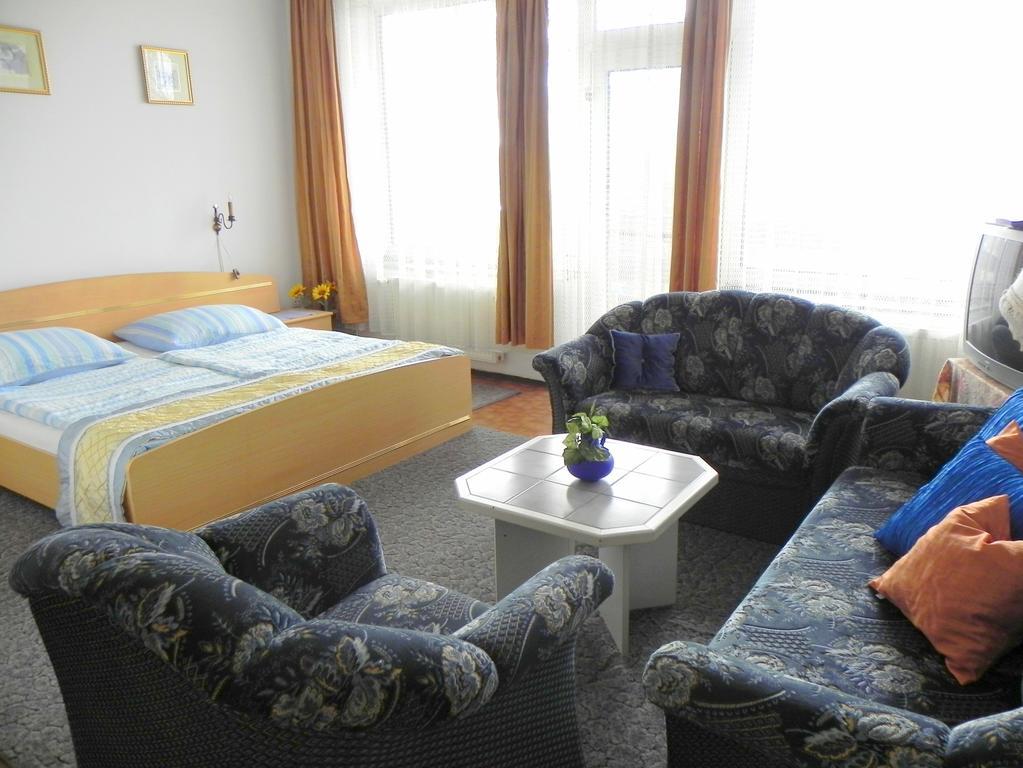 Monika Panzio Hotel Tata Luaran gambar