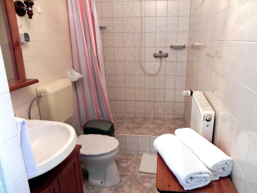 Monika Panzio Hotel Tata Luaran gambar