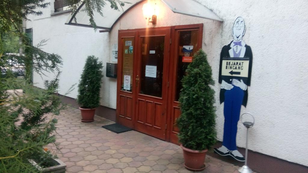 Monika Panzio Hotel Tata Luaran gambar