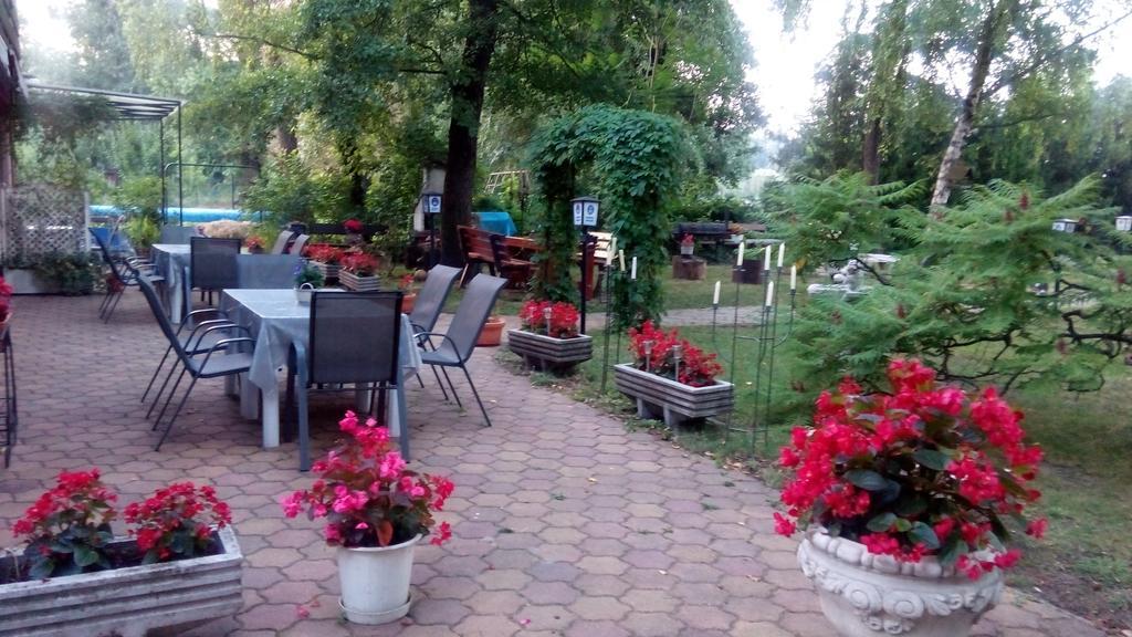 Monika Panzio Hotel Tata Luaran gambar