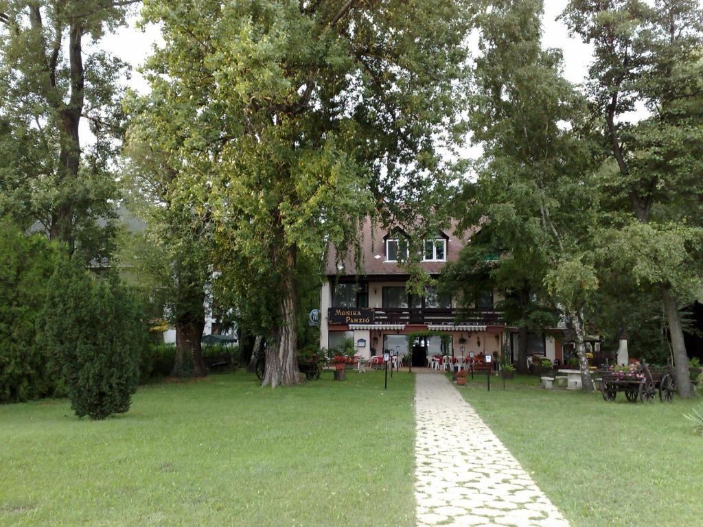 Monika Panzio Hotel Tata Luaran gambar