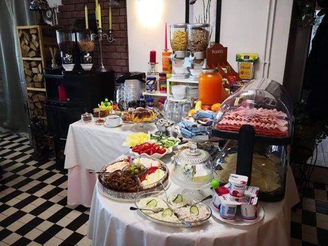 Monika Panzio Hotel Tata Luaran gambar